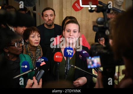 Mathilde Panot, présidente du groupe la France Insoumise à l’Assemblée nationale française, s’adresse à la presse après le vote et l’approbation du projet de loi sur le contrôle de l’immigration, à l’Assemblée nationale française à Paris, le 19 décembre 2023. Mardi, le président français Emmanuel Macron faisait face à une rébellion au sein de son propre parti de députés de gauche après qu’un projet de loi sur l’immigration plus sévère ait gagné le soutien de l’extrême droite sous Marine le Pen alors qu’il avançait au Parlement. Les ONG ont qualifié cette mesure de loi sur l'immigration de « plus régressive » depuis des décennies. Une commission de la chambre haute Banque D'Images