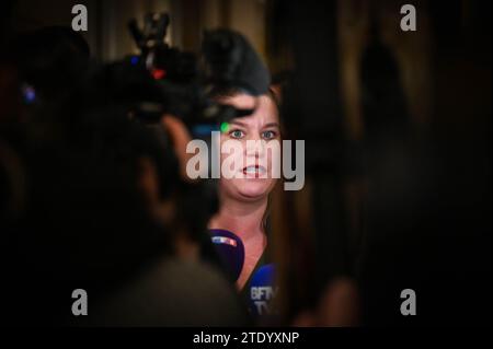 Mathilde Panot, présidente du groupe la France Insoumise à l’Assemblée nationale française, s’adresse à la presse après le vote et l’approbation du projet de loi sur le contrôle de l’immigration, à l’Assemblée nationale française à Paris, le 19 décembre 2023. Mardi, le président français Emmanuel Macron faisait face à une rébellion au sein de son propre parti de députés de gauche après qu’un projet de loi sur l’immigration plus sévère ait gagné le soutien de l’extrême droite sous Marine le Pen alors qu’il avançait au Parlement. Les ONG ont qualifié cette mesure de loi sur l'immigration de « plus régressive » depuis des décennies. Une commission de la chambre haute Banque D'Images