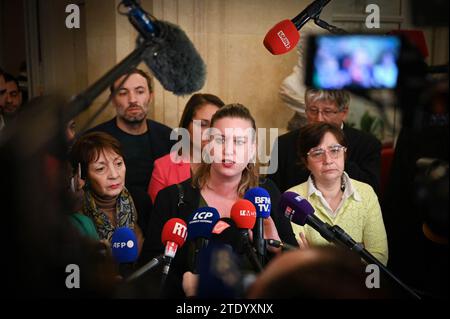 Mathilde Panot, présidente du groupe la France Insoumise à l’Assemblée nationale française, s’adresse à la presse après le vote et l’approbation du projet de loi sur le contrôle de l’immigration, à l’Assemblée nationale française à Paris, le 19 décembre 2023. Mardi, le président français Emmanuel Macron faisait face à une rébellion au sein de son propre parti de députés de gauche après qu’un projet de loi sur l’immigration plus sévère ait gagné le soutien de l’extrême droite sous Marine le Pen alors qu’il avançait au Parlement. Les ONG ont qualifié cette mesure de loi sur l'immigration de « plus régressive » depuis des décennies. Une commission de la chambre haute Banque D'Images