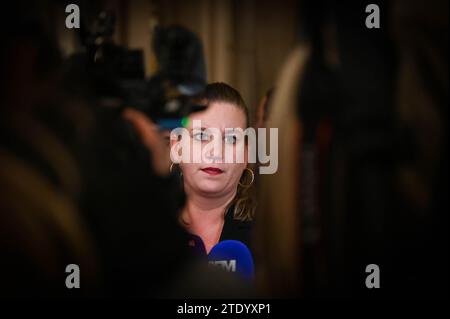 Mathilde Panot, présidente du groupe la France Insoumise à l’Assemblée nationale française, s’adresse à la presse après le vote et l’approbation du projet de loi sur le contrôle de l’immigration, à l’Assemblée nationale française à Paris, le 19 décembre 2023. Mardi, le président français Emmanuel Macron faisait face à une rébellion au sein de son propre parti de députés de gauche après qu’un projet de loi sur l’immigration plus sévère ait gagné le soutien de l’extrême droite sous Marine le Pen alors qu’il avançait au Parlement. Les ONG ont qualifié cette mesure de loi sur l'immigration de « plus régressive » depuis des décennies. Une commission de la chambre haute Banque D'Images