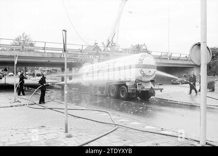 Les pompiers gardent le camion-citerne humide, coincé sous le viaduc de Julianalaan, Overveen, Julianalaan, 16-10-1978, Whizgle News from the Past, taillé pour l'avenir. Explorez les récits historiques, l'image de l'agence néerlandaise avec une perspective moderne, comblant le fossé entre les événements d'hier et les perspectives de demain. Un voyage intemporel façonnant les histoires qui façonnent notre avenir. Banque D'Images