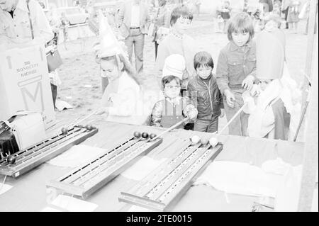 Festivités Spaarndam, Overveen, Rozenprieel, Asiaweg, jour de la Reine, Haarlem, Aziëweg, pays-Bas, 30-04-1974, Whizgle nouvelles du passé, adaptées à l'avenir. Explorez les récits historiques, l'image de l'agence néerlandaise avec une perspective moderne, comblant le fossé entre les événements d'hier et les perspectives de demain. Un voyage intemporel façonnant les histoires qui façonnent notre avenir. Banque D'Images