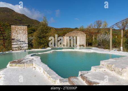 Piscines thermales turquoise pittoresques dans des bains de gypse blanc à Bagni San Filippo en Toscane Banque D'Images