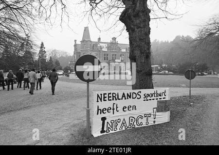 Actions chez les CIO entraînement sportif chez Duinlust, Whizgle News from the Past, taillé sur mesure pour l’avenir. Explorez les récits historiques, l'image de l'agence néerlandaise avec une perspective moderne, comblant le fossé entre les événements d'hier et les perspectives de demain. Un voyage intemporel façonnant les histoires qui façonnent notre avenir. Banque D'Images