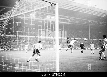 Manchester United - Benfica, football, 29-05-1968, Whizgle nouvelles du passé, adaptées à l'avenir. Explorez les récits historiques, l'image de l'agence néerlandaise avec une perspective moderne, comblant le fossé entre les événements d'hier et les perspectives de demain. Un voyage intemporel façonnant les histoires qui façonnent notre avenir. Banque D'Images