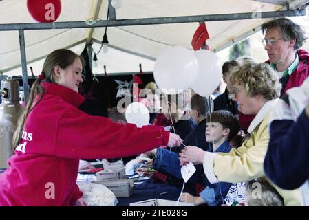 Diverses poupées de libération Haarlem, Haarlem, pays-Bas, 04-05-1998, Whizgle News from the Past, taillées sur mesure pour l'avenir. Explorez les récits historiques, l'image de l'agence néerlandaise avec une perspective moderne, comblant le fossé entre les événements d'hier et les perspectives de demain. Un voyage intemporel façonnant les histoires qui façonnent notre avenir. Banque D'Images