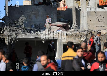 Pékin, Chine. 19 décembre 2023. Les gens inspectent les dégâts après une frappe aérienne israélienne dans la ville de Rafah, dans le sud de la bande de Gaza, le 19 décembre 2023. Le nombre de morts parmi les Palestiniens des attaques israéliennes dans la bande de Gaza est passé à 19 667, et 52 586 autres ont été blessés depuis le 7 octobre, a déclaré mardi le ministère de la Santé dirigé par le Hamas. Crédit : Yasser Qudih/Xinhua/Alamy Live News Banque D'Images