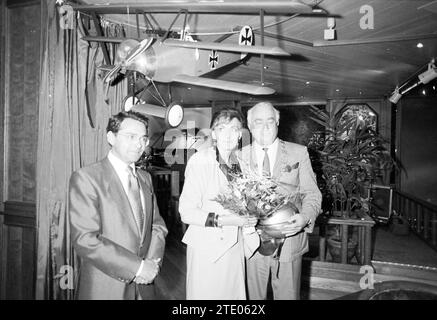 Réouverture Red Baron bar Hotel Ibis, avec maire, 01-09-1989, Whizgle News from the Past, taillé pour l'avenir. Explorez les récits historiques, l'image de l'agence néerlandaise avec une perspective moderne, comblant le fossé entre les événements d'hier et les perspectives de demain. Un voyage intemporel façonnant les histoires qui façonnent notre avenir. Banque D'Images