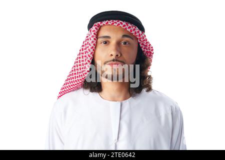 Portrait d'un jeune homme arabe portant une robe traditionnelle du Moyen-Orient thobe isolé sur blanc Banque D'Images