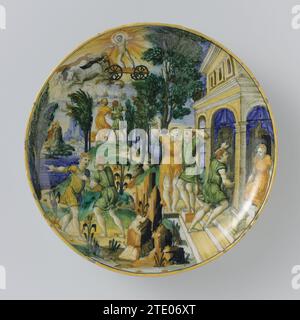 Plat représentant Phaéthon défié par Épaphus, anonyme, 1545 plaque de majolique peinte multicolore avec le jeu entre EPphus et Phaëton. Il y a des gens effrayés dans un paysage. Phaéthon roule dans les airs sur la voiture solaire, qui est tirée par quatre chevaux. Au dos du panneau figure l'inscription : contentione di papho e di phetonte nel fine del primo d'Ovidio 1545. Faïence Urbino. glaçure d'étain. Majolique laqué de plomb plaque de majolique peinte multicolore avec le jeu entre EPphus et Phaëton. Il y a des gens effrayés dans un paysage. Phaéthon conduit dans les airs sur le sola Banque D'Images