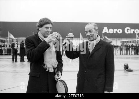 Ouverture par le ministre Ed Nijpels de la plate-forme de fret Schiphol-Zuid, Schiphol, 13-12-1988, Whizgle News from the Past, taillée pour l'avenir. Explorez les récits historiques, l'image de l'agence néerlandaise avec une perspective moderne, comblant le fossé entre les événements d'hier et les perspectives de demain. Un voyage intemporel façonnant les histoires qui façonnent notre avenir. Banque D'Images