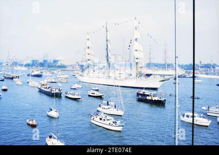 Naviguez à Amsterdam 1990 navires dans le canal de la mer du Nord, Whizgle News from the Past, adapté pour l'avenir. Explorez les récits historiques, l'image de l'agence néerlandaise avec une perspective moderne, comblant le fossé entre les événements d'hier et les perspectives de demain. Un voyage intemporel façonnant les histoires qui façonnent notre avenir. Banque D'Images