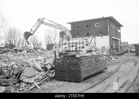 Bulldozer démolit des bâtiments, Whizgle News from the Past, taillé sur mesure pour l'avenir. Explorez les récits historiques, l'image de l'agence néerlandaise avec une perspective moderne, comblant le fossé entre les événements d'hier et les perspectives de demain. Un voyage intemporel façonnant les histoires qui façonnent notre avenir. Banque D'Images