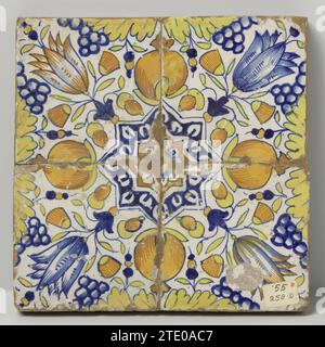 Champ de quatre tuiles (2x2) avec un motif multicolore en bleu, jaune, orange et violet de grenades, grappes de raisin et tulipes autour d'une étoile, anonyme, c. 1600 - c. 1625 champ de quatre tuiles (2 x 2) avec un motif multicolore (bleu, jaune, orange et violet) avec des grenades, grappes de raisin et tulipes autour d'une étoile. Faïence néerlandaise. Majolique de glaçage d'étain champ de quatre tuiles (2 x 2) avec un motif multicolore (bleu, jaune, orange et violet) avec des grenades, des grappes de raisin et des tulipes autour d'une étoile. Faïence néerlandaise. majolique de glaçure d'étain Banque D'Images