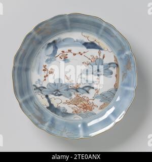 Soucoupe-plat avec des plantes à fleurs et des roches, anonyme, c. 1675 - c. 1725 échelle de porcelaine avec le mur modelé en forme de pétales et bord lobé, peint en bleu glacé sous-jacent et sur la glaçure rouge et or. Sur les plantes à fleurs plates (pivoine et prunus), roches et nuages. Le mur est recouvert de bleu avec trois branches de fleurs en or sur la glaçure. L'extérieur du mur est également recouvert de bleu. Cinq prénes sur le dessous. En bas, la marque à six personnages de Keizer Chenghua. Imari. Porcelaine du Japon. glaçage. cobalt (minéral). Or (métal) peinture / dorure / vitrification SCA Banque D'Images