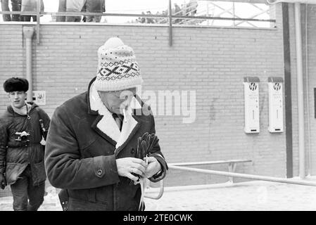 Championnats du monde de patinage sur longue piste à Deventer avec le vainqueur Dag Fornæss, Deventer, 16-02-1969, Whizgle News from the Past, taillé pour l’avenir. Explorez les récits historiques, l'image de l'agence néerlandaise avec une perspective moderne, comblant le fossé entre les événements d'hier et les perspectives de demain. Un voyage intemporel façonnant les histoires qui façonnent notre avenir. Banque D'Images