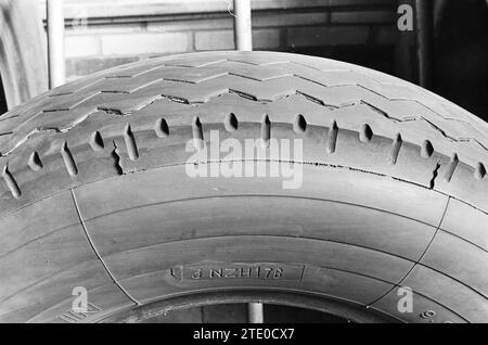 Pneus, Noord Zuid Hollandse Vervoersmaatschappij N.V., NZ, 07-04-1964, Whizgle nouvelles du passé, taillées pour l'avenir. Explorez les récits historiques, l'image de l'agence néerlandaise avec une perspective moderne, comblant le fossé entre les événements d'hier et les perspectives de demain. Un voyage intemporel façonnant les histoires qui façonnent notre avenir. Banque D'Images