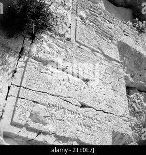 Détail du mur des lamentations avec texte hébreu ca. 1950-1955 Banque D'Images