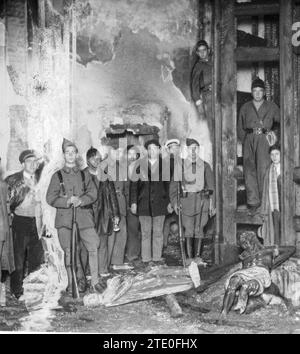 12/18/1933. Saragosse. L'incendie de l'église de San Juan de los Panetes. Voici ce qui reste d'une partie du magnifique temple de San Juan de los Panetes, récemment déclaré monument national et détruit par un incendie provoqué par les extrémistes pendant la nuit. Les restes des images vénérées reposent sur le sol. Crédit : Album / Archivo ABC / Díez Banque D'Images