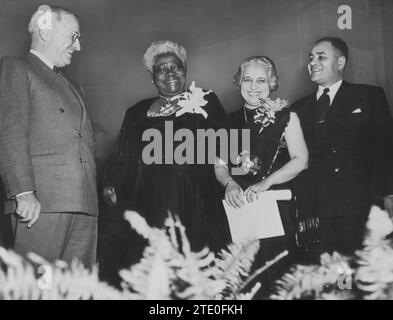 12/31/1948. Brunch accompagné du président Truman, Mme Mary Mc Leod Bethune et de l’ambassadrice de l’Inde, Vijaya Lakahmi Pandit, lors d’un événement tenu à Washington. Crédit : Album / Archivo ABC Banque D'Images