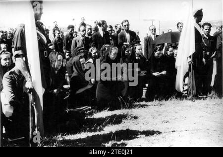 12/31/1938. Proches des victimes de Paracuellos del Jarama et Torrejón de Ardoz lors de la cérémonie religieuse qui s'est tenue à côté de la tombe des 108 martyrs dans le cimetière de Vaciamadrid photo : Luis R. Marín. Crédit : Album / Archivo ABC / Luis Marín Banque D'Images