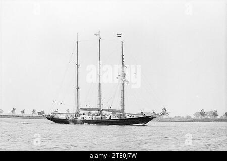 Goélette, IJmuiden, navires, 17-07-1972, Whizgle News from the Past, taillé pour l'avenir. Explorez les récits historiques, l'image de l'agence néerlandaise avec une perspective moderne, comblant le fossé entre les événements d'hier et les perspectives de demain. Un voyage intemporel façonnant les histoires qui façonnent notre avenir. Banque D'Images