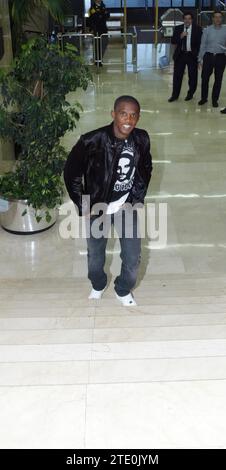 11/06/2005. Madrid 7-11-05 FCBarcelone avant Samuel EToo visite la rédaction ABC.. Photo:Ángel de Antonio... Archdc. Crédit : Album / Archivo ABC / Ángel de Antonio Banque D'Images