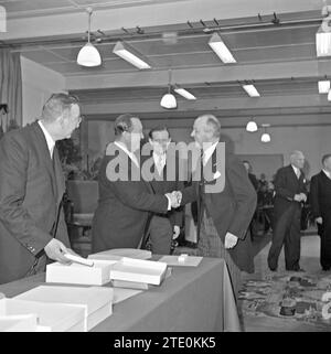 Le directeur de l'usine Jan van Abbe (à gauche) serre la main du maire Kolfschoten, le directeur Albert van Abbe (au milieu) regarde vers ca. 1950 Banque D'Images