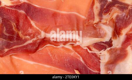 Jamon finement coupé sur fond blanc.Vue de dessus. Banque D'Images