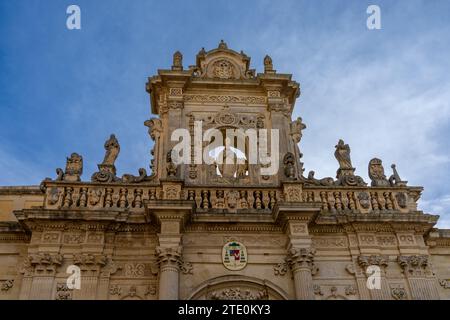 Lecce, Italie - 30 novembre 2023 : détail de la façade extérieure de la cathédrale de Lecce dans la vieille ville historique Banque D'Images