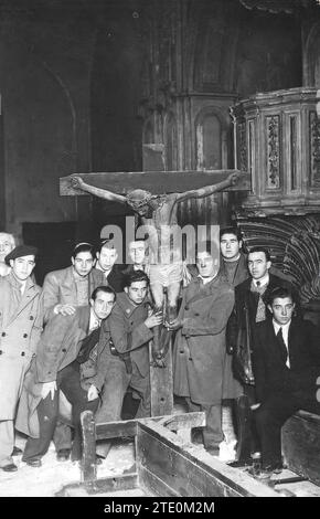 12/18/1933. Saragosse. L'incendie de l'église de San Juan de los Panetes. Image de Jésus crucifié, d’une grande valeur artistique, sauvée miraculeusement par quelques jeunes catholiques de l’incendie de San Juan de los Panetes, produit par les extrémistes dans la nuit d’hier. Crédit : Album / Archivo ABC / Díez Banque D'Images