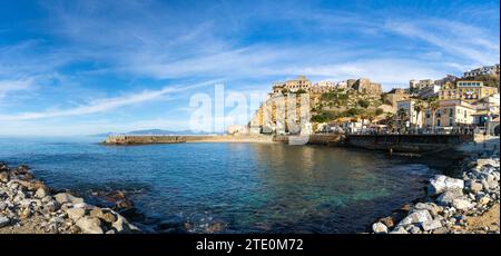 Pizzo, Italie - 13 décembre 2023 : vue sur la vieille ville et le port de Pizzo Calabro sur le golfe de l'Euphémie en Calabre Banque D'Images