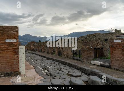 Pompéi, Italie - 25 novembre 2023 : rue tyoïcienne et maisons dans l'ancienne ville romaine de Pompéi Banque D'Images