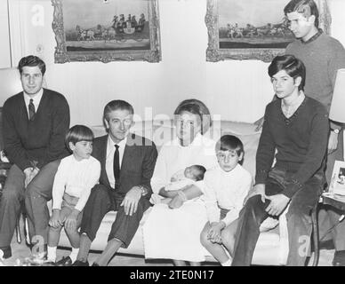 Madrid, 12/14/1968. Les ducs d'Alba, María del Rosario Cayetana Fitz James Stuart et Luis Martínez de Irujo y Artacoz, posent avec tous leurs enfants quelques jours après la naissance de leur fille Eugenia Martínez de Irujo Fitz James Stuart. Crédit : Album / Archivo ABC Banque D'Images