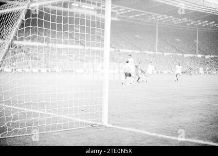 Manchester United - Benfica, football, 29-05-1968, Whizgle nouvelles du passé, adaptées à l'avenir. Explorez les récits historiques, l'image de l'agence néerlandaise avec une perspective moderne, comblant le fossé entre les événements d'hier et les perspectives de demain. Un voyage intemporel façonnant les histoires qui façonnent notre avenir. Banque D'Images