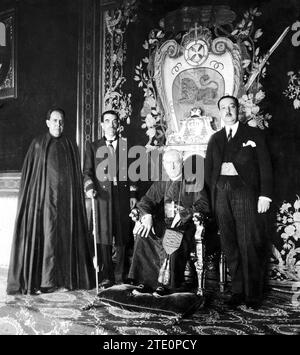 05/31/1923. Toledo. Dans le palais de l'archevêque. Son éminence le cardinal Reig dans la salle du trône du palais de l'archevêque, accompagné du doyen D. José polo Benito, du gouverneur civil D. José Castelló, et du maire de Tolède D. Francisco Muro. Crédit : Album / Archivo ABC / Rodríguez Banque D'Images