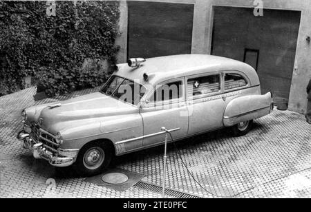 10/20/1949. Livraison de la voiture ambulante, à l'assemblée suprême de la Croix-Rouge, offerte à cette institution par le banquier cubain M. Jacinto Pedroso Hernández. Crédit : Album / Archivo ABC / Manuel Sanz Bermejo Banque D'Images