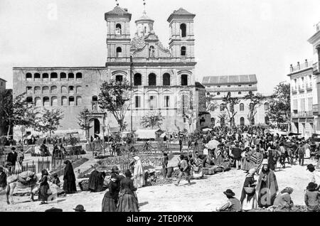 Murcia. 1890 (env.) Plaza de Santo Domingo. Situé dans le centre de la ville de Murcie, une église baroque du 18e siècle et une place sont les principaux axes du quartier : San Lorenzo et Santo Domingo, respectivement. On voit également sur la photo le palais Almodóvar, un bâtiment du 17e siècle, avec une porte baroque, relié à l'église par un arc (jusqu'en 1950, siège du gouvernement civil). Crédit : Album / Archivo ABC / Lucien Levy Banque D'Images