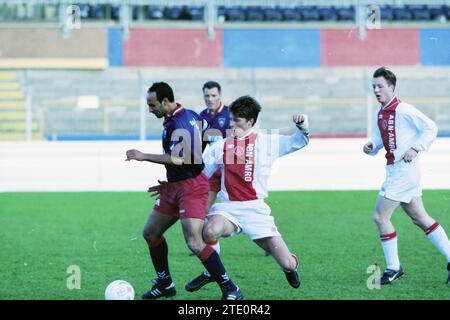 Match de football Haarlem - Ajax, Haarlem, Jan Gijzenkade, pays-Bas, 01-12-1999, Whizgle nouvelles du passé, adaptées à l'avenir. Explorez les récits historiques, l'image de l'agence néerlandaise avec une perspective moderne, comblant le fossé entre les événements d'hier et les perspectives de demain. Un voyage intemporel façonnant les histoires qui façonnent notre avenir. Banque D'Images