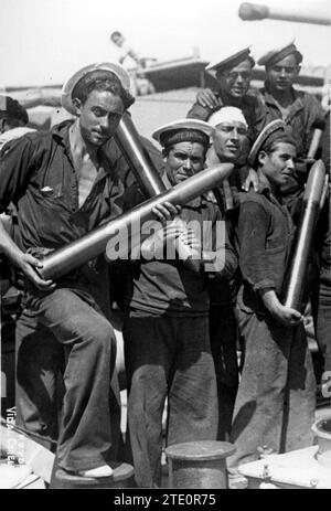 07/31/1936. Marins du destroyer 'Almirante Antequera', chargement de projectiles, avant de partir combattre à Palma de Majorque. Crédit : Album / Archivo ABC / Vidal Corella Banque D'Images