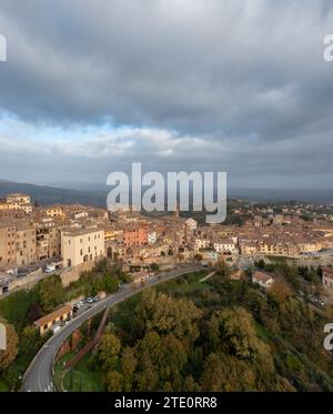 Une vue de drone sur le village toscan perché et la capitale du vin de Montepulciano Banque D'Images