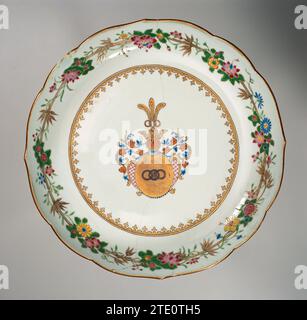 Sauver-plat avec les armes de la famille Zurmegede, anonyme, c. 1755 - c. 1760 bol en porcelaine avec bord festonné, peint sur la glaçure en bleu, rouge, rose, vert, jaune, noir et or. Sur le plat les armoiries de la famille Zurmegede en or avec trois anneaux reliés. Le signe du casque est une couronne avec trois anneaux reliés et des ressorts de paon au-dessus. La couverture comprend un cartouche avec un motif en forme de losange dans le style de Louis XIV avec des feuilles et une rangée de perles de chaque côté. Une bordure Spearhead sur le mur. Sur le bord une décoration de vignes fleuries et de bambou. Plaque ha Banque D'Images