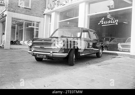 Voiture Austin 1800 garée devant un concessionnaire automobile, 00-03-1965, Whizgle News from the Past, taillée pour l'avenir. Explorez les récits historiques, l'image de l'agence néerlandaise avec une perspective moderne, comblant le fossé entre les événements d'hier et les perspectives de demain. Un voyage intemporel façonnant les histoires qui façonnent notre avenir. Banque D'Images