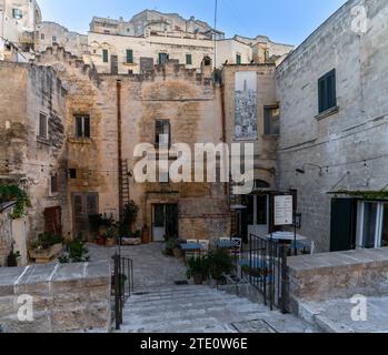 Matera, Italie - 26 novembre 2023 : vue rapprochée du vieux centre-ville de Matera avec les maisons en pierre des Sassi di Matera Banque D'Images