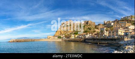 Pizzo, Italie - 13 décembre 2023 : vue panoramique de la vieille ville et du port de Pizzo Calabro sur le golfe de l'Euphémie en Calabre Banque D'Images