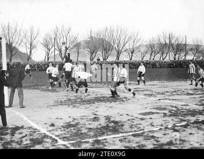 Saint-Sébastien, 02/25/1911. Match de football joué au stade Ondarreta, au profit des blessés à Melilla, entre les équipes de Real Sociedad et Racing Club de Irún. Les premiers remportent par 1 à 0. Crédit : Album / Archivo ABC / Oarso Banque D'Images