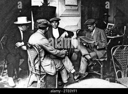 07/31/1912. De l'été à San Sebastián. L'ancien torerrier Rafael Guerra (Guerrita) au café del Rhin, à San Sebastián, conversant avec plusieurs amis. Crédit : Album / Archivo ABC / Francisco Goñi Banque D'Images