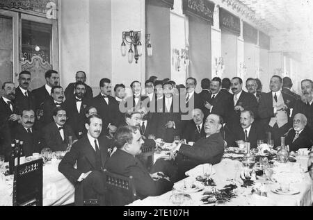 01/13/1915. Une fête des journalistes à Madrid. Banquet offert par les rédacteurs politiques des journaux de Madrid à son collègue d'ABC, Eduardo Mendaro (X), à l'occasion de sa nomination comme gouverneur civil d'Albacete. Crédit : Album / Archivo ABC / Ramón Alba Banque D'Images