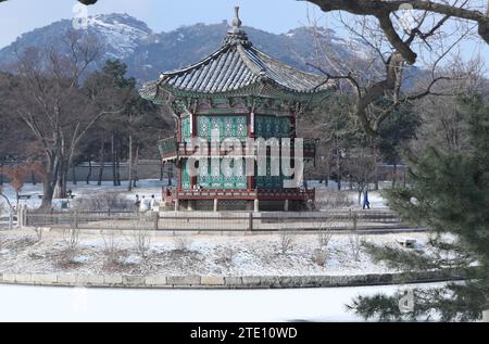 Séoul, Corée du Sud. 20 décembre 2023. Les touristes visitent le palais Gyeongbokgung à Séoul, Corée du Sud, le 20 décembre 2023. Crédit : Yao Qilin/Xinhua/Alamy Live News Banque D'Images