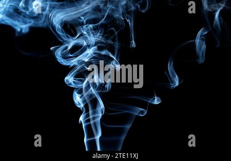 Motifs de fumée photographiés avec flash haute vitesse sur fond noir Banque D'Images